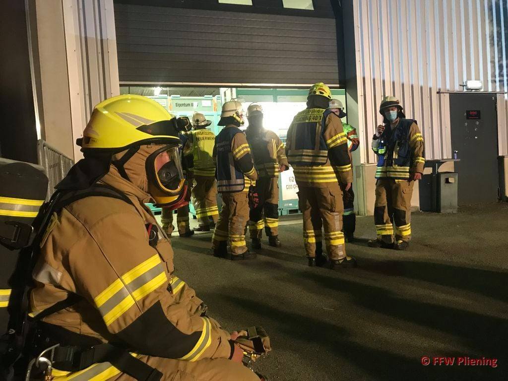 Auto brennt in einem Lagerhaus in Landsham –&nbsp;16.07.2021