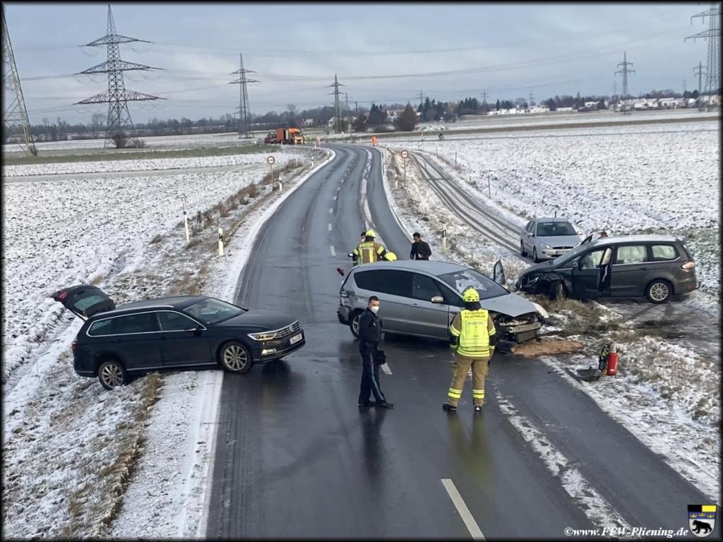 Glätteunfall mit drei PKW zwischen Pliening und Neufinsing – 03.12.2021