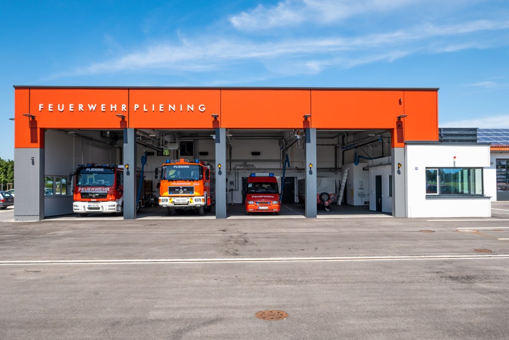 Außenansicht des Feuerwehrhauses Pliening