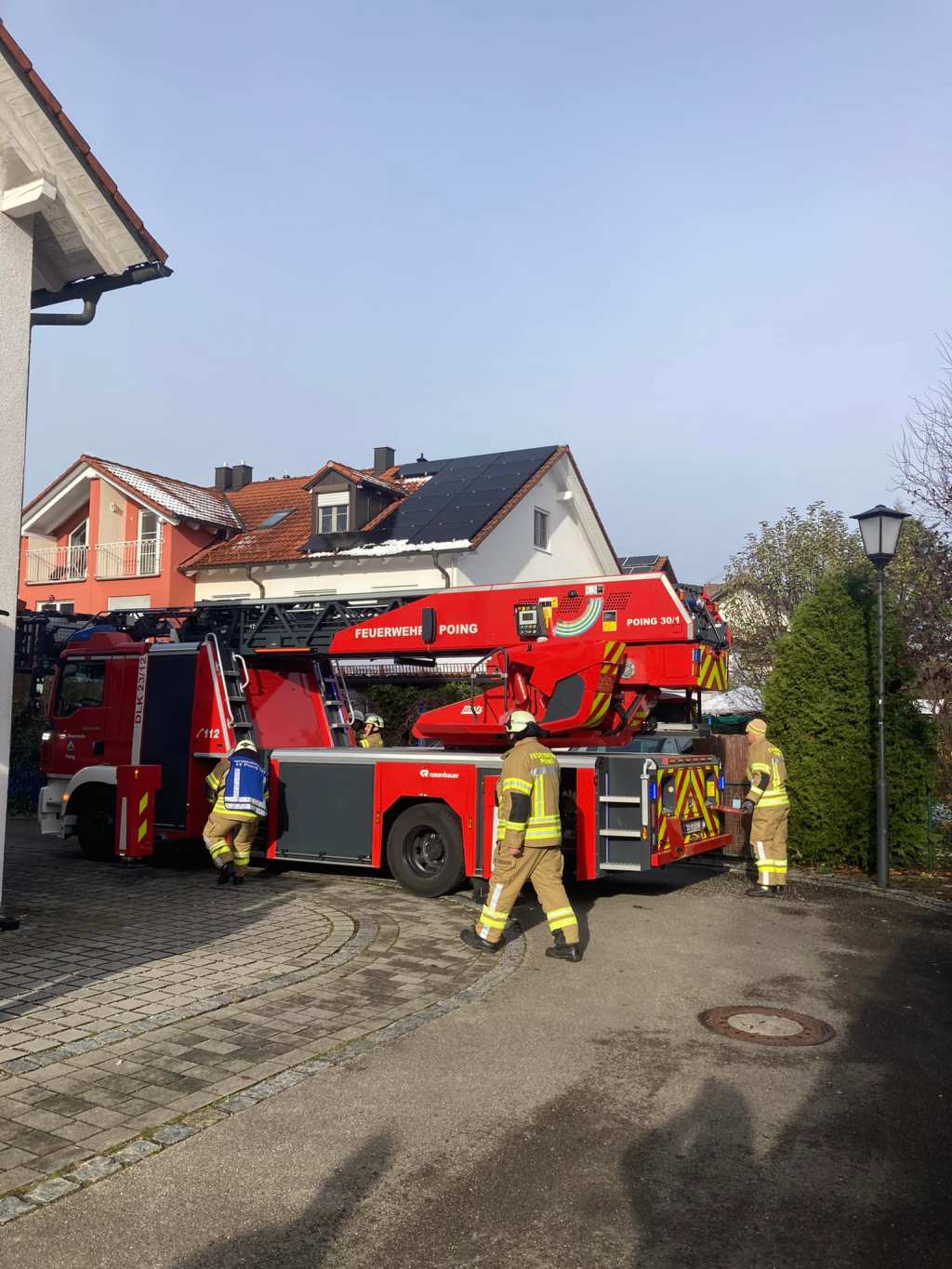 Personenrettung mit der Drehleiter an beengter Einsatzstelle –&nbsp;27.11.2023