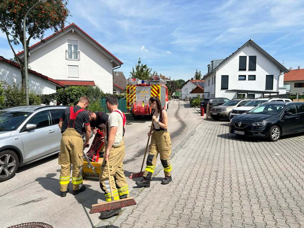 Abgestreute Hydraulikölspur nach einem Traktordefekt, Juli 2024