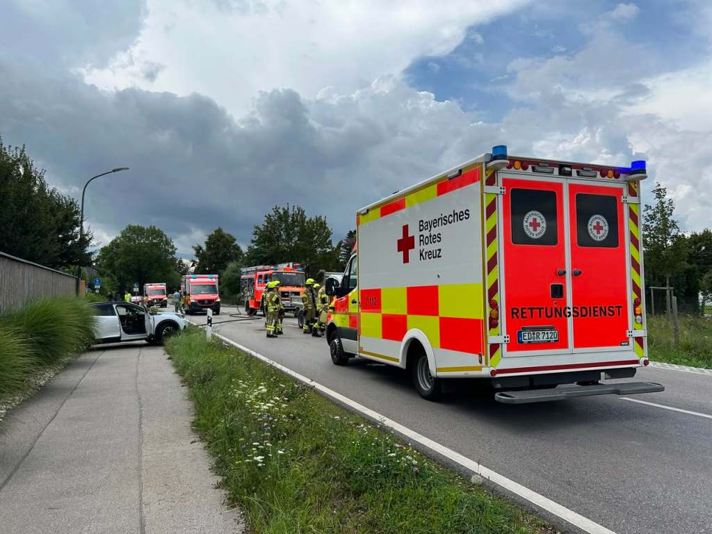 Verkehrsunfall mit mehreren PKW in der Landshuter Straße in Pliening, August 2024