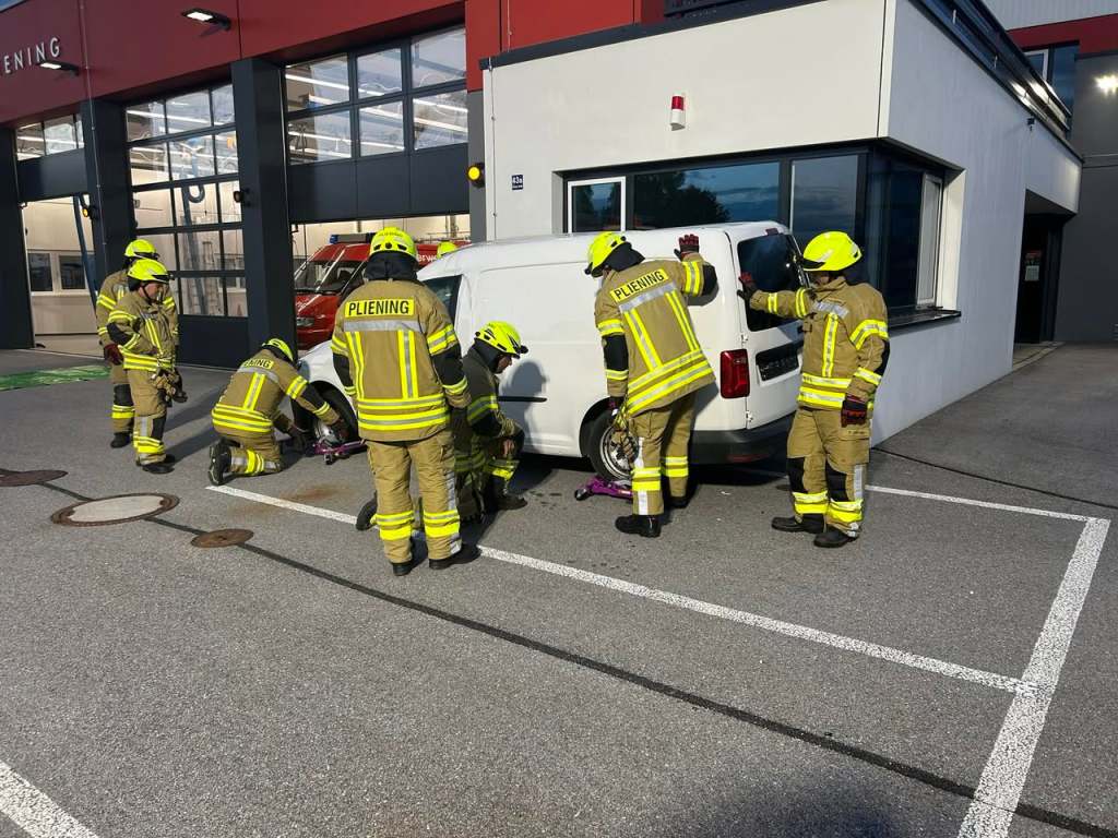 Übung mit Spreizer und Schere an einem Übungs-PKW, September 2024