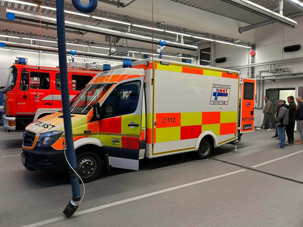 Feuerwehr Pliening überbrückt die Zeit bis zum Rettungsdienst bei einem Arbeitsunfall, September 2024