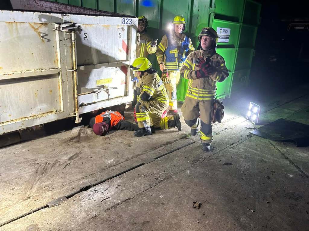 Übung Betriebsunfall mit unter einem Container eingeklemmter Person, Oktober 2024