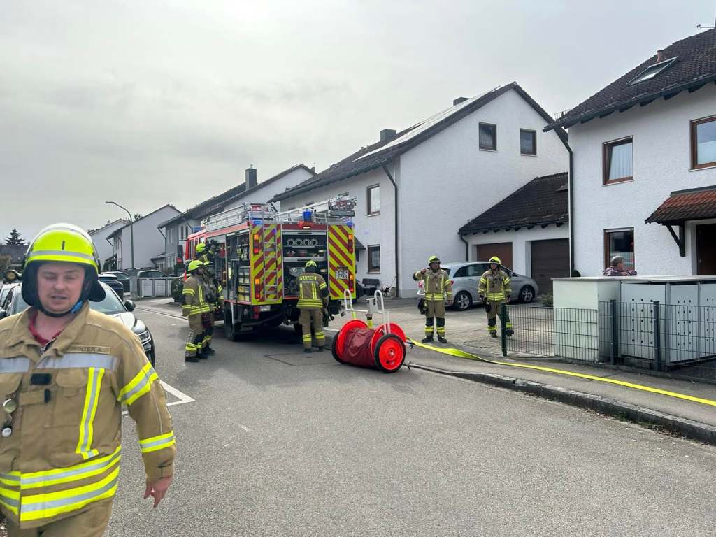 Einsatz der Feuerwehr Pliening bei einem gemeldeten Küchenbrand in Neufinsing, März 2025