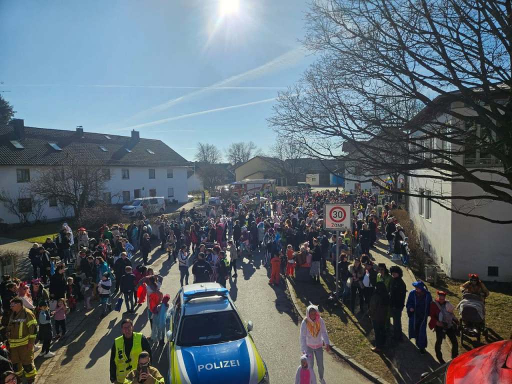 Verkehrsabsicherung beim Faschingsumzug in Pliening, März 2025