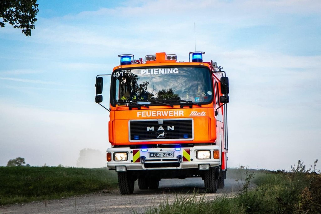 Feuerwehr Pliening unterstützt den Rettungsdienst bei einer Tragehilfe, April 2025