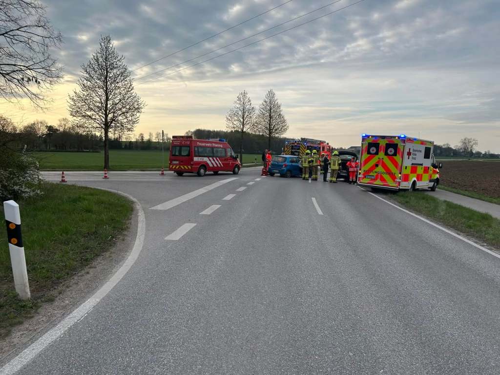 Verkehrsunfall mit zwei PKW an der Kreuzung EBE 2 / Neufarner Straße, April 2025