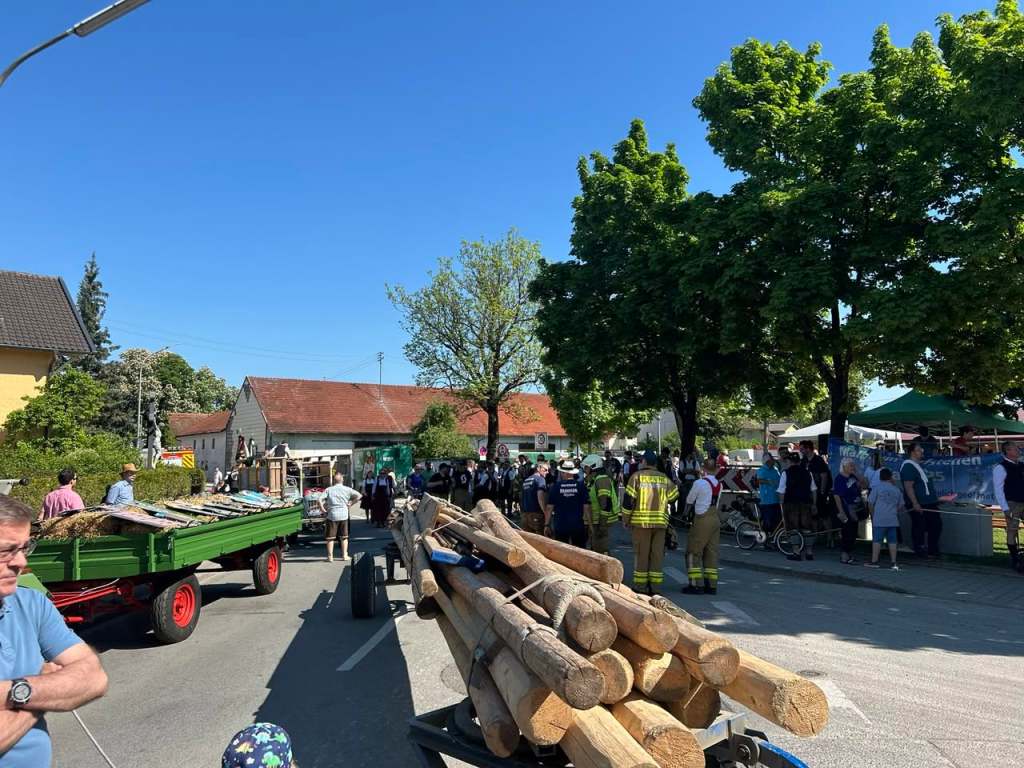 Absicherung des Maibaumtransports in Landsham, Mai 2025
