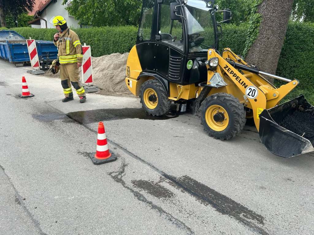 Auslaufender Diesel aus einem Radlader im Brunnenweg, Mai 2025