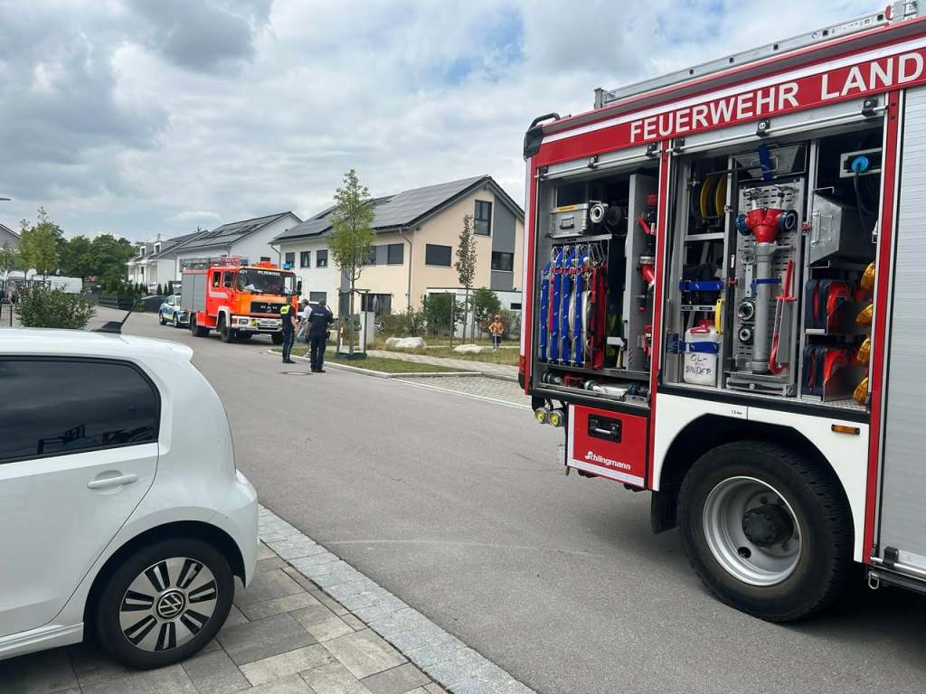 Einsatz der Feuerwehr Pliening bei einem Küchenbrand in Landsham, Juli 2025