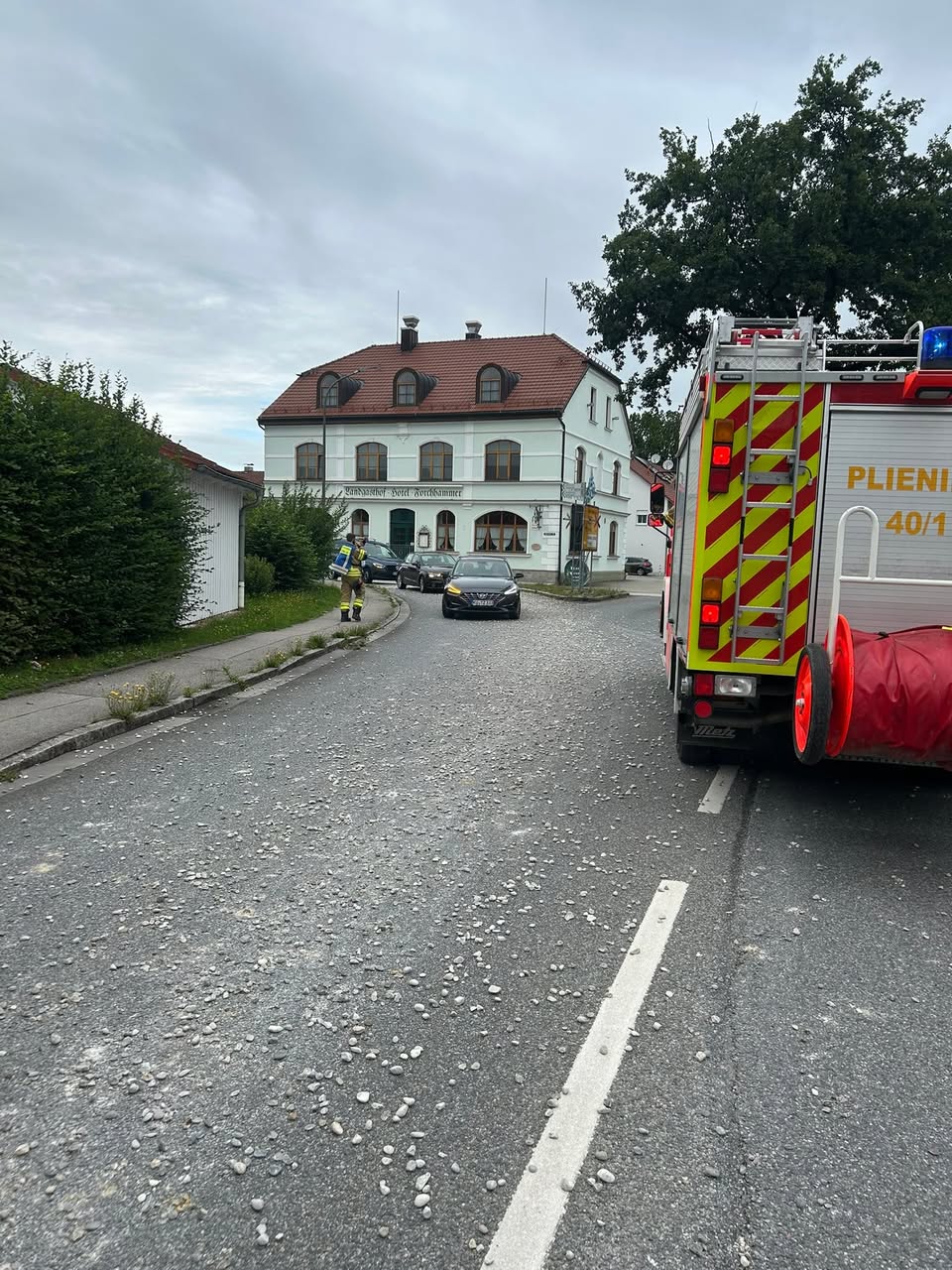Kiesverschmutzung auf der Geltinger Straße in Pliening, August 2025