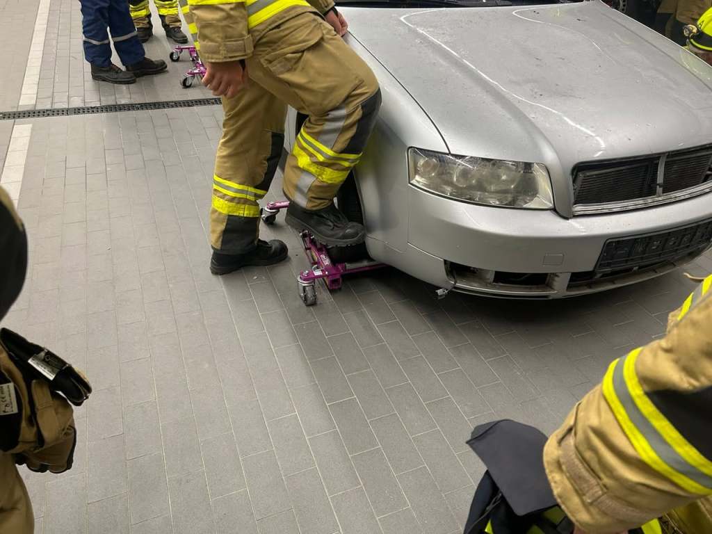 Übung Fahrzeugöffnung nach Verkehrsunfall an einem Übungsauto, September 2025