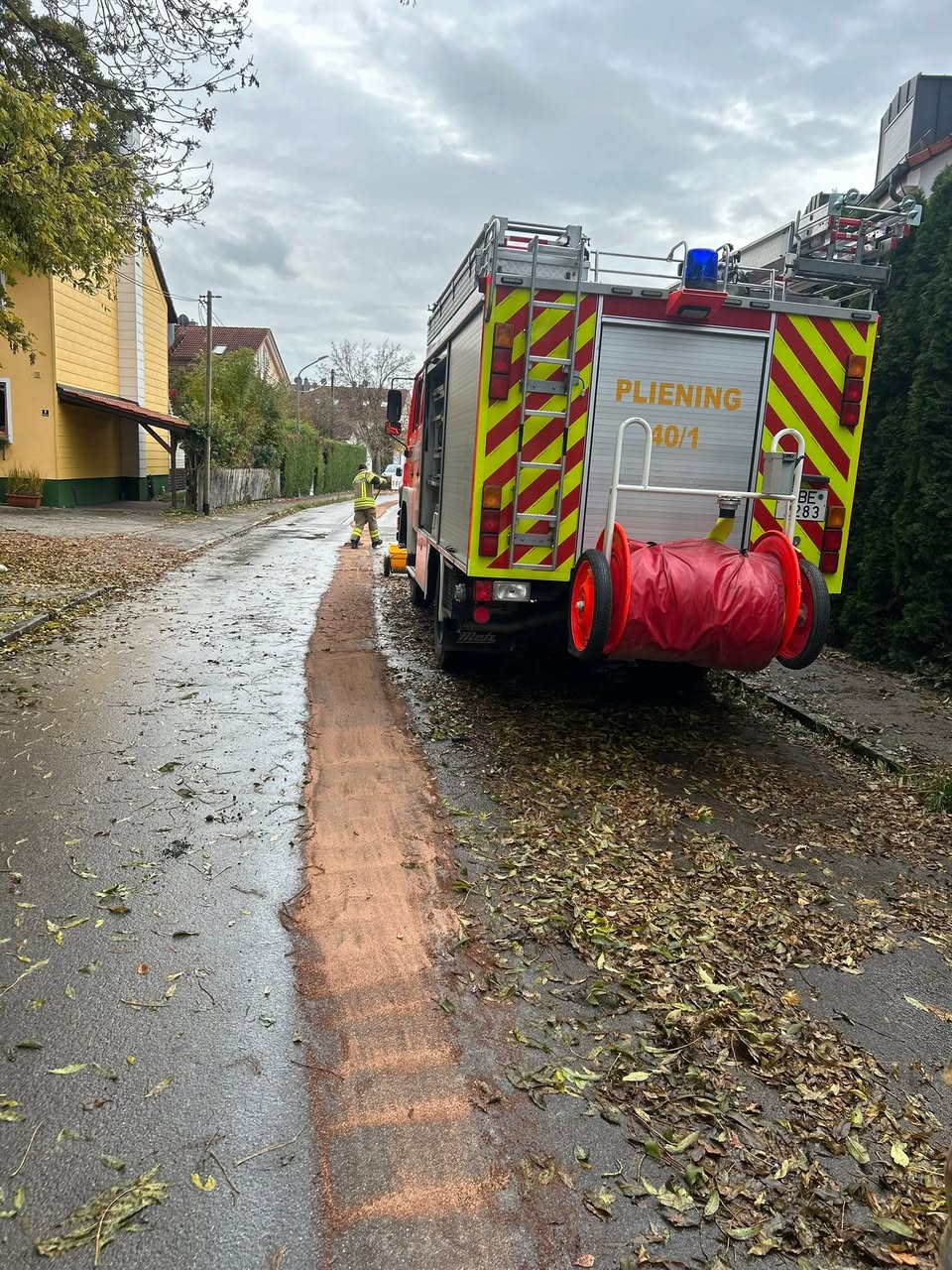 Feuerwehr Pliening streut eine Kraftstoffspur in der Raiffeisenstraße ab, Oktober 2025