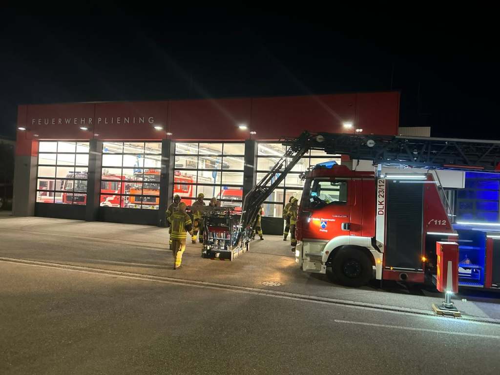 Gemeinsame Übung der Feuerwehr Pliening mit der Drehleiter der FFW Poing, Oktober 2025