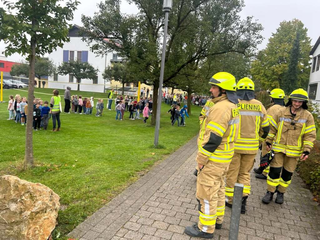 Räumungsübung der Feuerwehr Pliening an der Grundschule Pliening, Oktober 2025