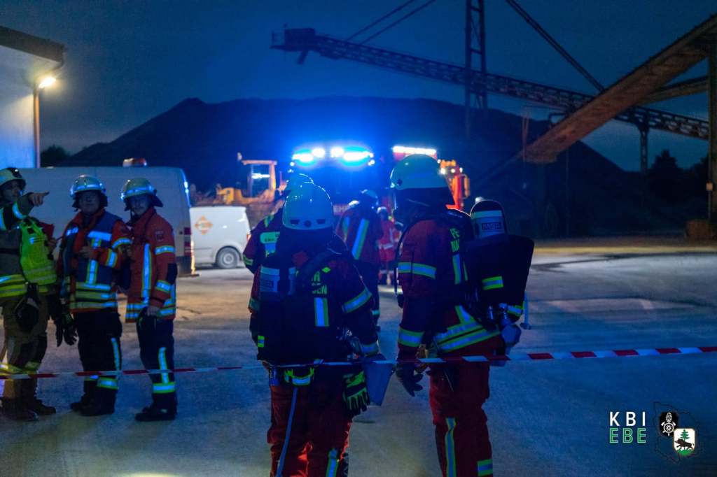 Großübung mit rund 90 Einsatzkräften im Kies- und Betonwerk in Landsham, Oktober 2025