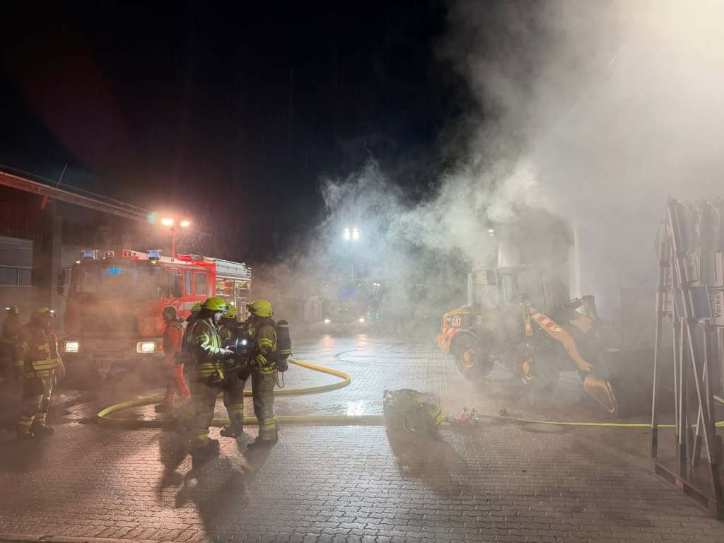 Zugübung der Feuerwehr Pliening: Brand im Bauhof mit vermissten Personen, November 2025