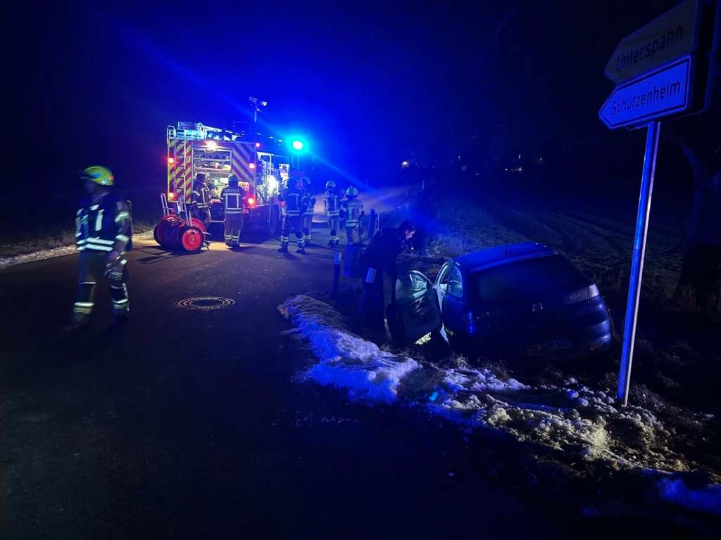 Verkehrsunfall bei Ottersberg mit einem PKW im Graben, Januar 2026