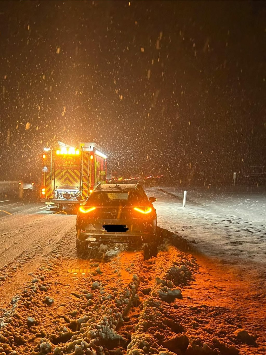 Absicherung einer Unfallstelle auf der verschneiten A3, Januar 2026