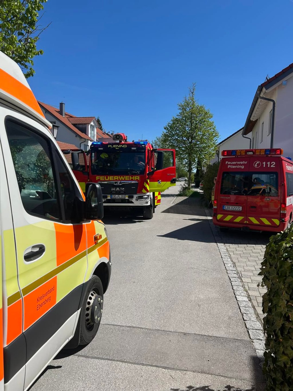 Einsatz der Feuerwehr Pliening zu einer dringenden Wohnungstüröffnung, April 2026