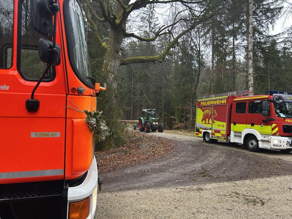 Fahrzeuge der Feuerwehr Pliening beim Maibaumtransport im Ebersberger Forst, April 2026