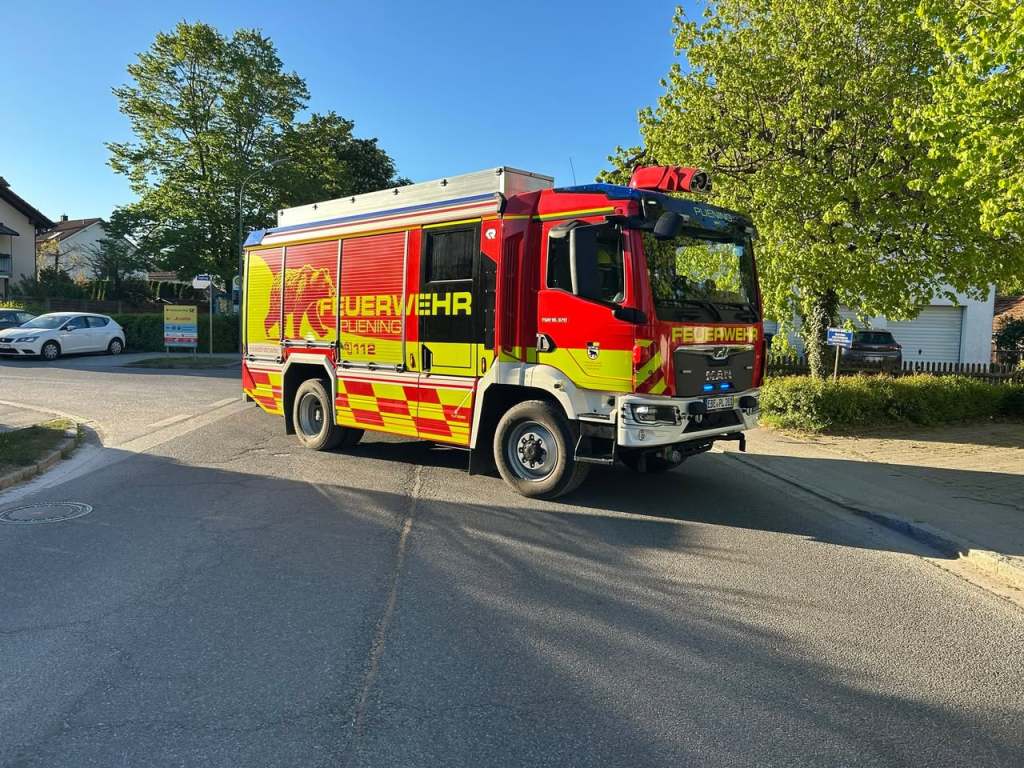 Feuerwehr Pliening sichert den Maibaumtransport in Pliening ab, Mai 2026