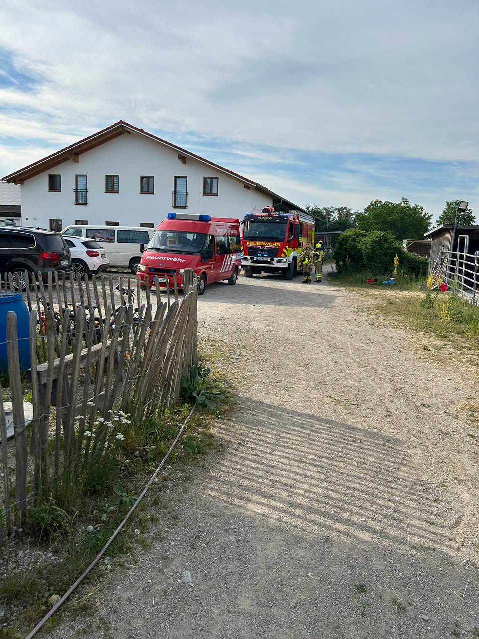 Feuerwehr Pliening bei einer gemeldeten Rauchentwicklung im Freien, Juni 2026