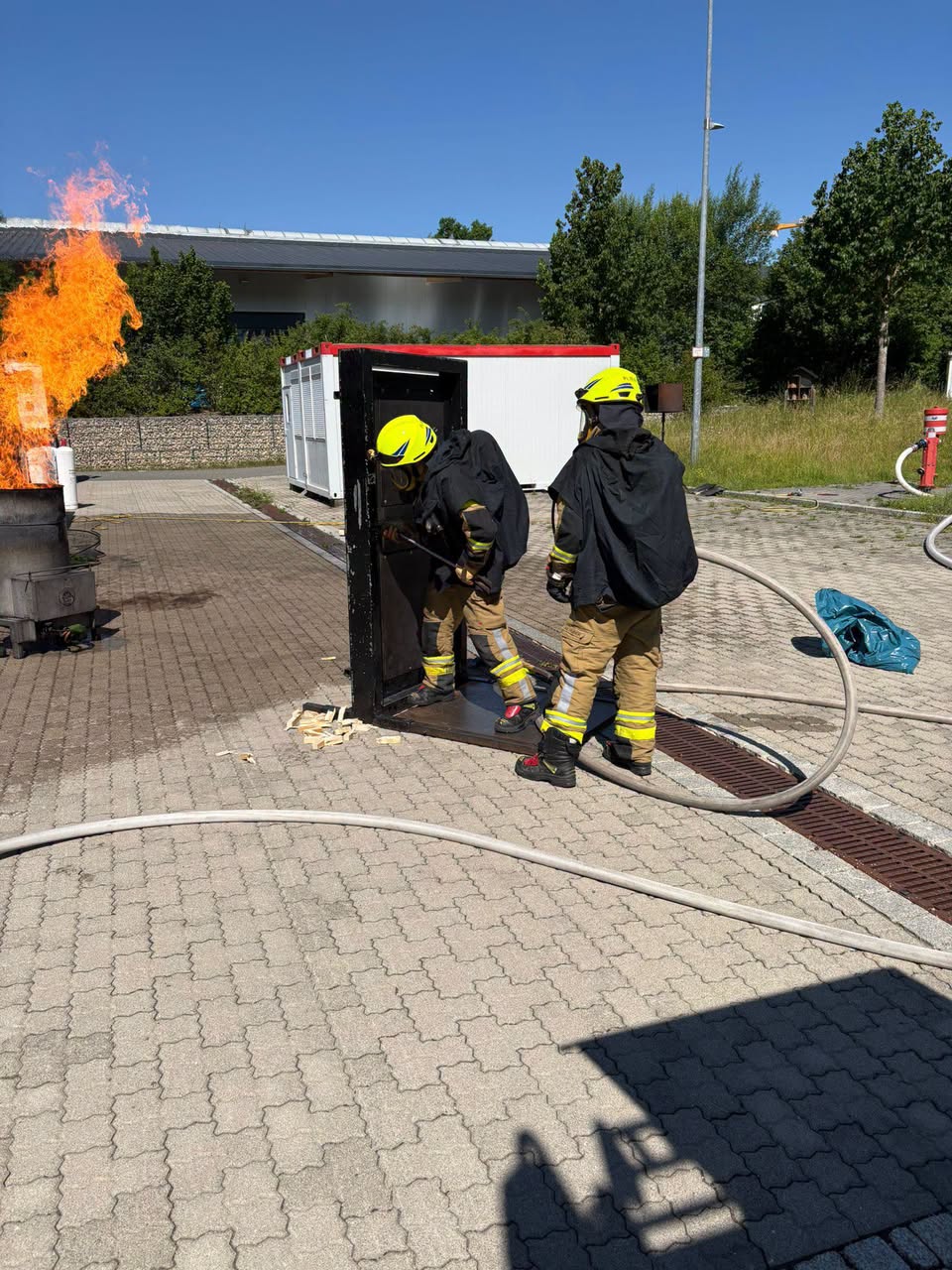 Atemschutzgeräteträger der Feuerwehr Pliening beim Training im Brandcontainer, Juni 2026