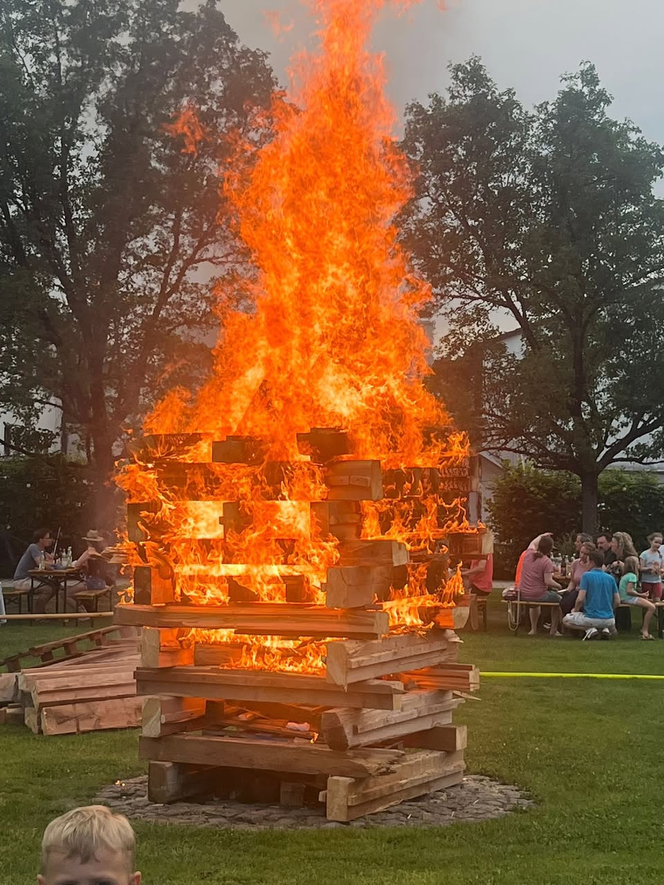 Sicherheitswache der Feuerwehr Pliening bei der Johannifeier am Bürgerhaus, Juni 2026