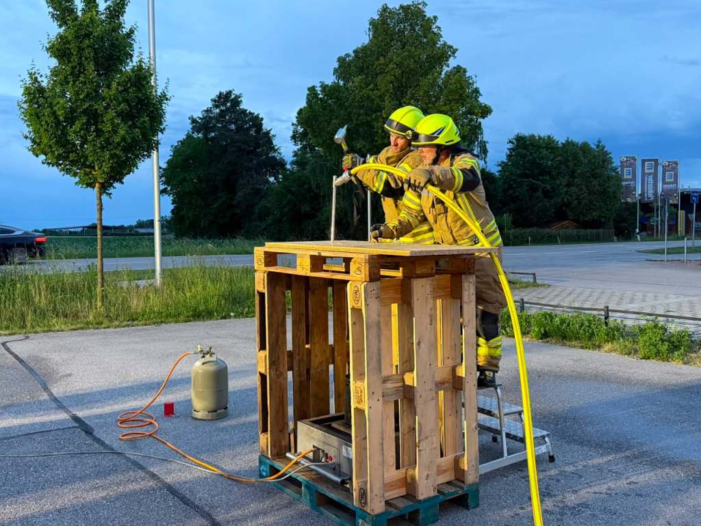 Übung mit dem Nebellöschsystem Fognail am TLF 3000 der Feuerwehr Pliening, Juni 2026