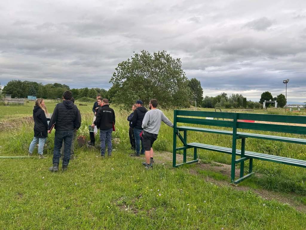 Gruppenführer der Feuerwehr Pliening bei einer Objektbesichtigung auf einem Reiterhof, Juni 2026