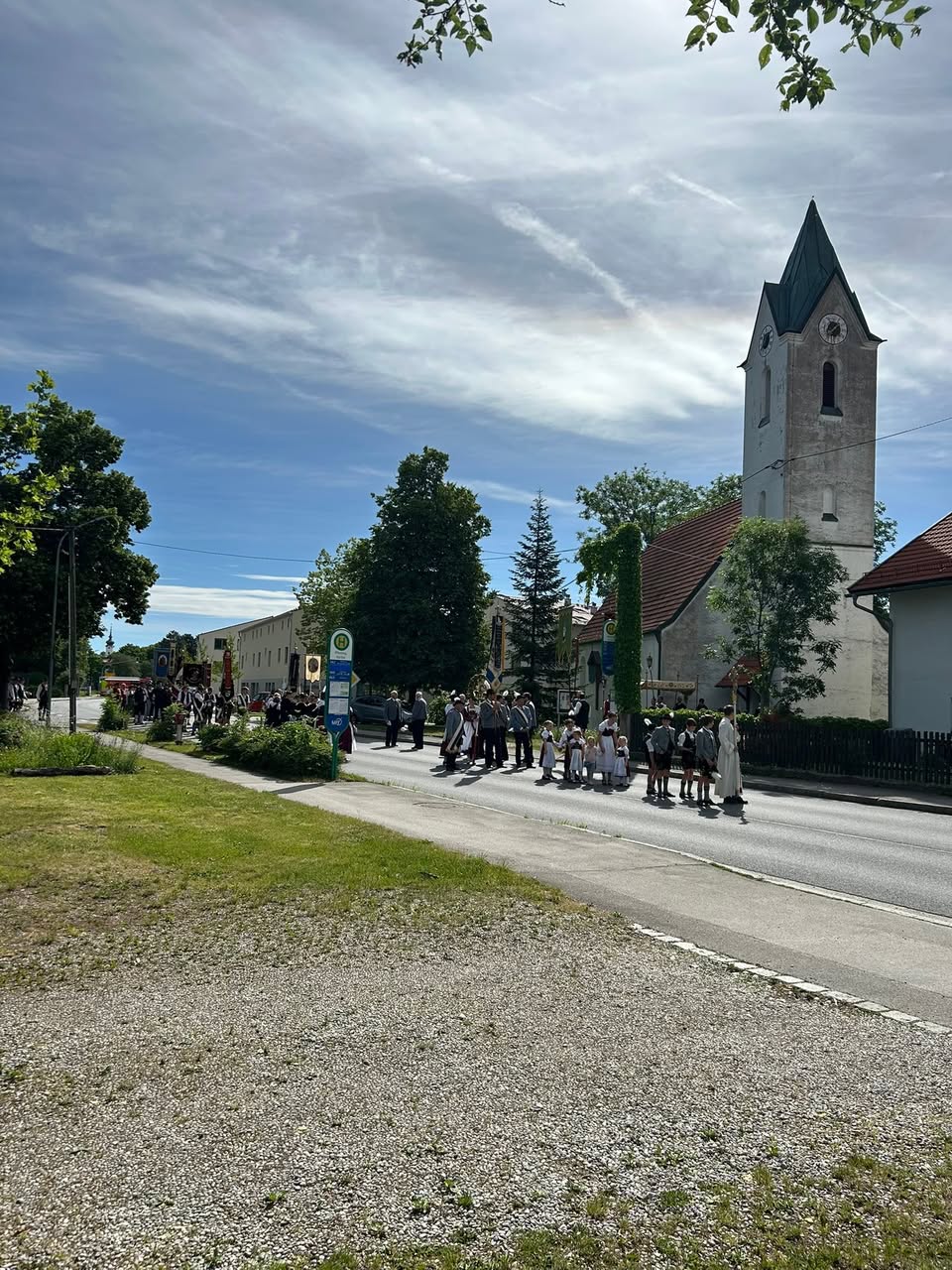 Feuerwehr Pliening bei der Absicherung der Fronleichnamsprozession, Juni 2026