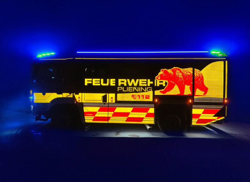 Das TLF 3000 bei Nacht von der Seite mit Bären-Motiv