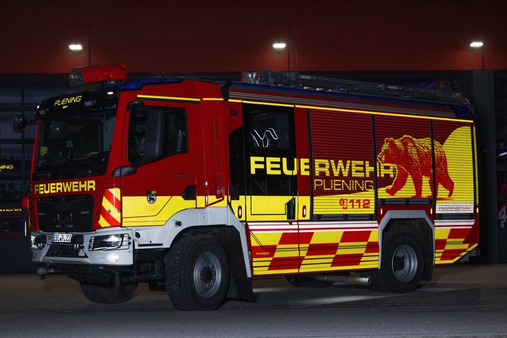 Das TLF 3000 nachts vor dem Feuerwehrhaus
