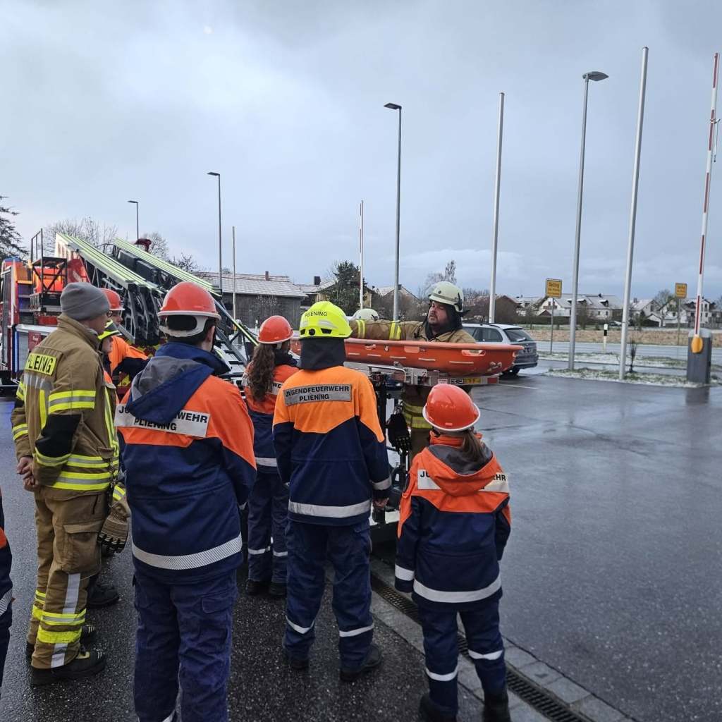 Besuch der Drehleiter der Feuerwehr Poing – Bild 3