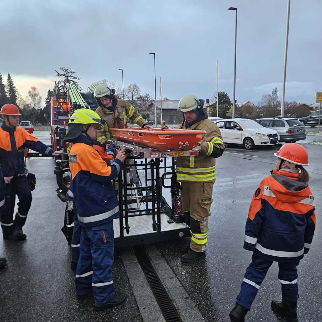 Besuch der Drehleiter der Feuerwehr Poing – Bild 4