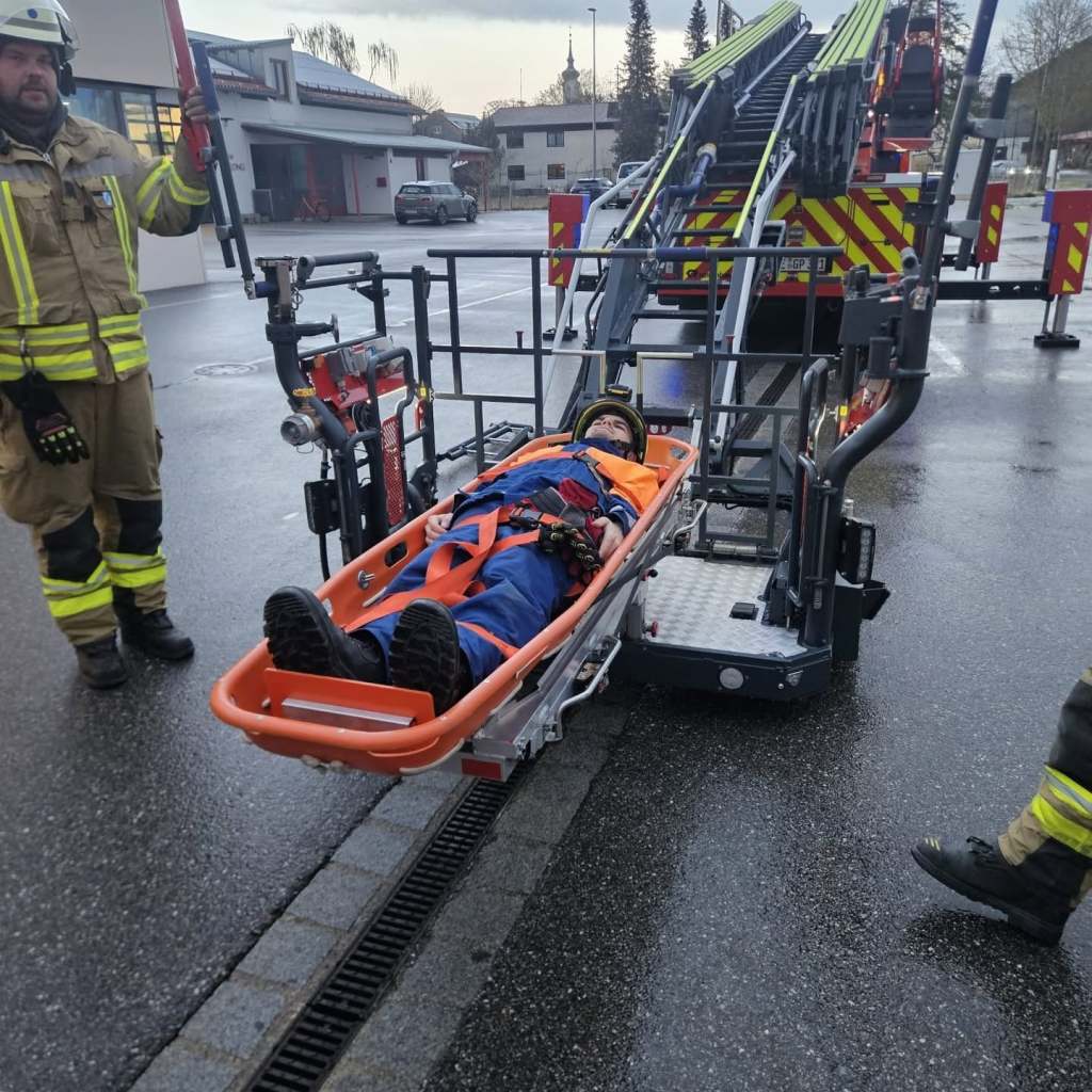 Besuch der Drehleiter der Feuerwehr Poing – Bild 5