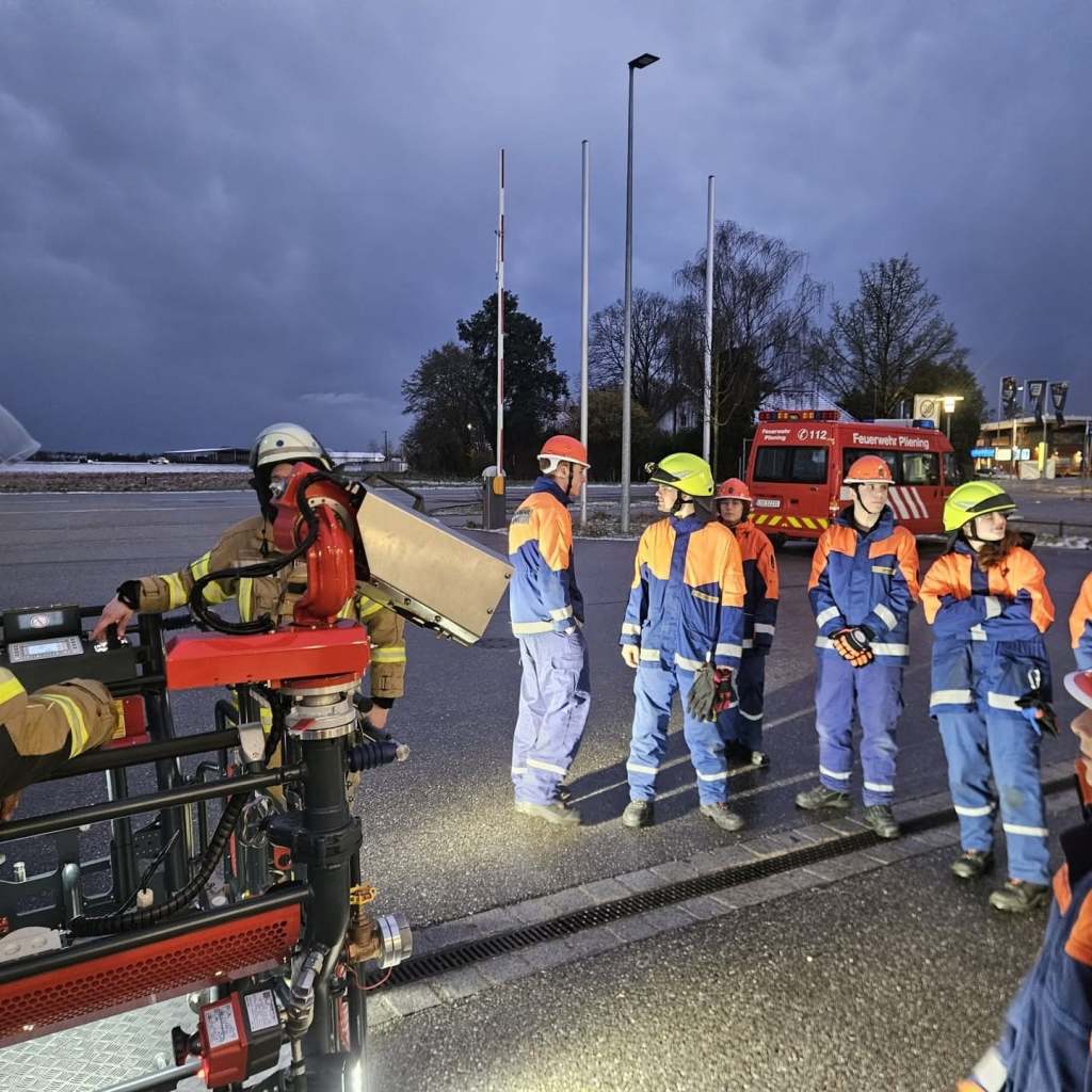 Besuch der Drehleiter der Feuerwehr Poing – Bild 6