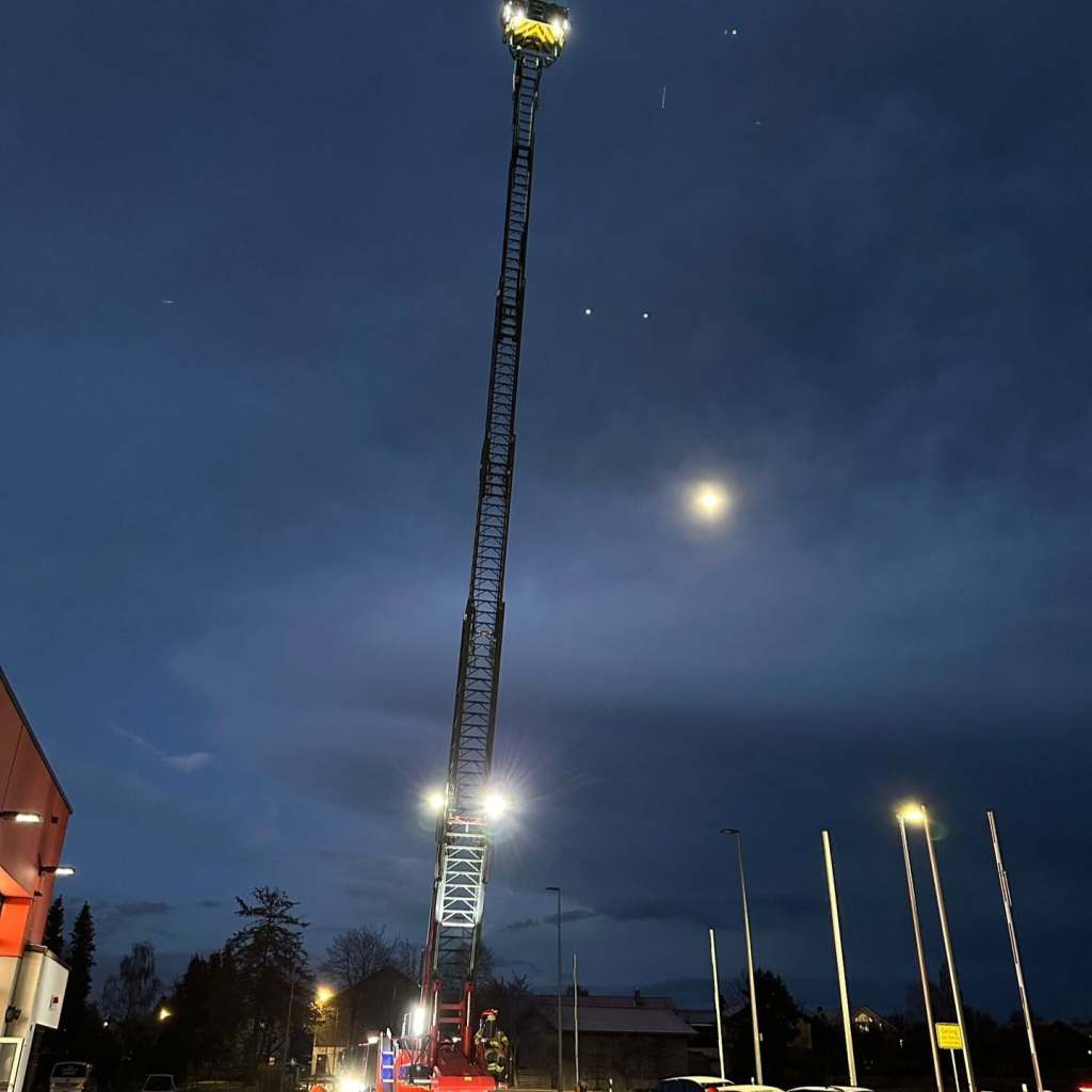 Besuch der Drehleiter der Feuerwehr Poing – Bild 7