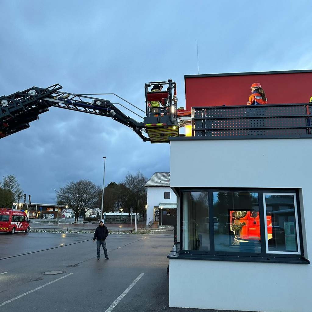 Besuch der Drehleiter der Feuerwehr Poing – Bild 8