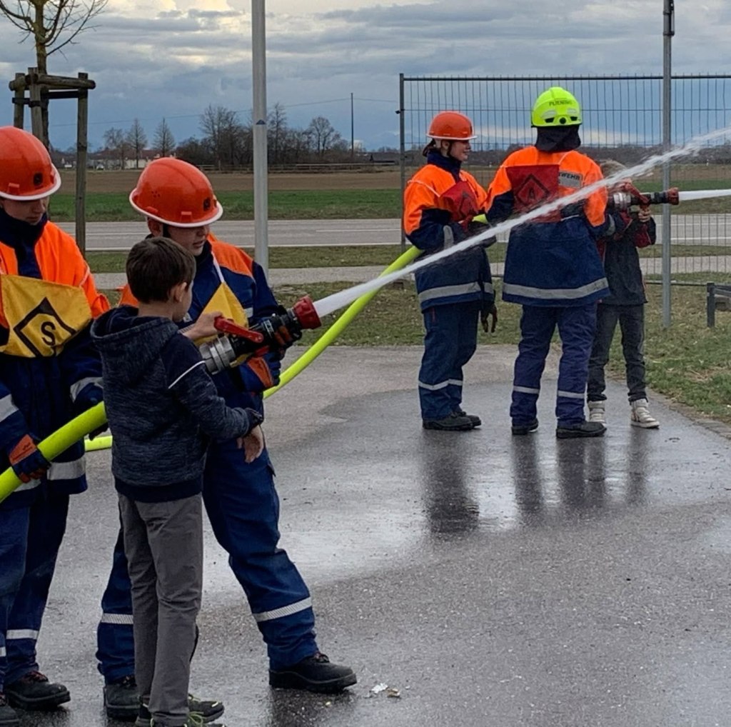 Gemeinschaftsübung mit der Kinderfeuerwehr – Bild 4
