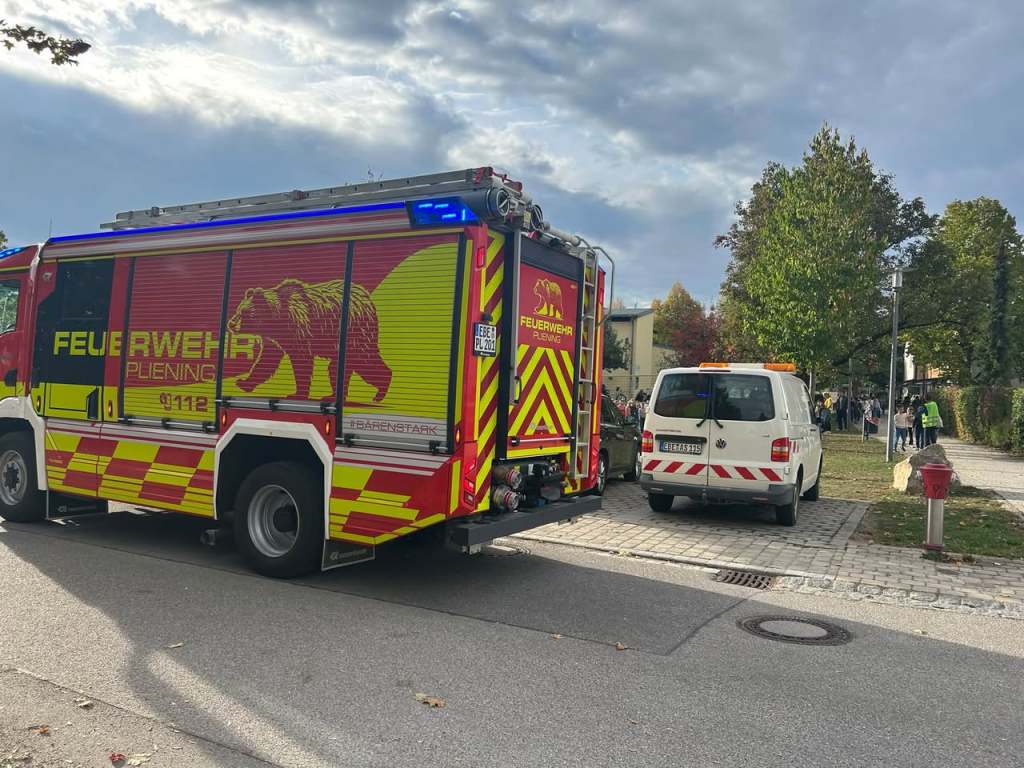 Räumungsübung der Feuerwehr Pliening an der Grundschule Pliening, Oktober 2026